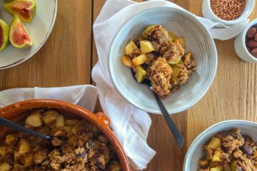 photo culinaire d'un crumble de figues, sarrasin et noisettes avec des pommes