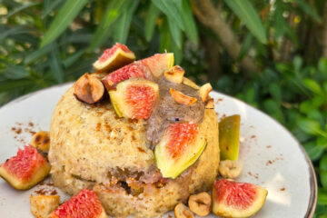 photo culinaire d'un bowl cake à la figue et noisette avec des noisettes concassées et de la purée de noisettes