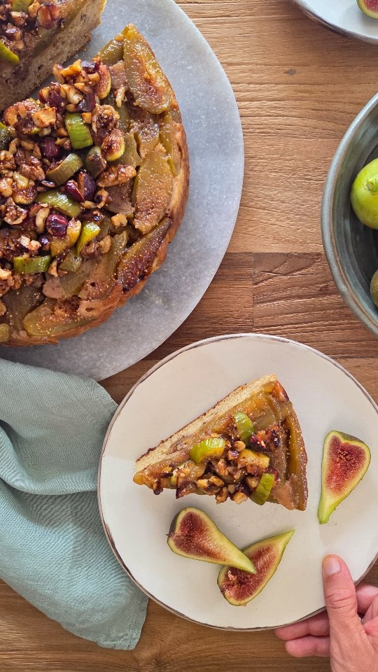 Je profite du figuier de mes parents pour tester plein de recettes à base de figues. Ce gâteau a été un vrai succès ! Un moelleux renversé aux figues avec un topping gourmand de noix, noisettes et figues. Le tout avec des ingrédients à IG bas et seulement 6g de sucres ajoutés par part. Essayez, ça vaut le coup ! 😋

Je vous partage la liste des ingrédients en dessous et le détail de la recette se trouve sur mon site healthyliciouus dans la rubrique "desserts fruités" (lien direct vers le site dans ma bio @healthyliciouus ).

Mes ebooks et mon livre sont disponibles sur mon site dans la rubrique "mes livres de recettes". Recettes inédites !

Les ingrédients pour 1 gâteau (10 parts) :
● environ 15 figues (plus ou moins 700g)
● 3 œufs
● 150g de skyr
● 85g d’huile neutre + 2 c à s d’huile neutre
● 40g de miel d’acacia + 3 c à c de miel d’acacia
● 75g de poudre de noisettes
● 75g de farine de blé ou d’épeautre T110
● 75g de farine de blé ou d’épeautre T150
● 8g de poudre à lever
● 80g de noix
● 30g de noisettes
● 1 pincée de sel

#healthyfood #igbas #mieuxmanger #reequilibragealimentaire