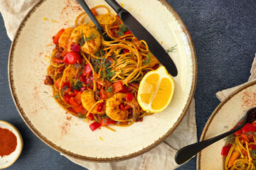 photo culinaire de crevettes et chorizo aux poivrons avec des pâtes, citron et aneth