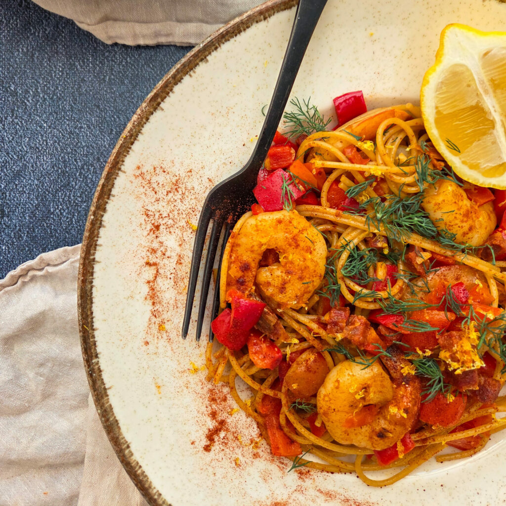 photo culinaire de crevettes et chorizo aux poivrons avec des pâtes, citron et aneth