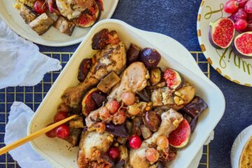 photo culinaire de poulet aux figues et raisins avec des aubergines et des pignons de pin