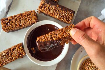 photo culinaire de barre de céréales choco sarrasin avec une base de chocolat noir au tahini