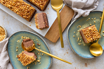 photo culinaire d'un cheesecake sans cuisson choco-cacahuètes avec des cacahuètes concassées et du chocolat noir