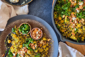 photo culinaire d'une poêlée de chou-fleur, riz noir et pois chiches aux épices, amandes et raisins secs avec du persil et de la menthe