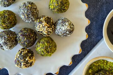 photo culinaire d'energy balls pistache et sésame noir avec de la noix de coco râpée et des cranberries