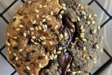 photo culinaire d'un cookie double sésame, choco-noisettes