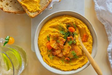 photo culinaire d'un dip de carottes à l'orange, cumin et fenouil avec de l'aneth