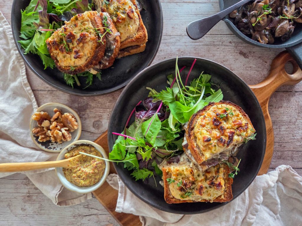 photo culinaire de croque forestier au comté et à la moutarde avec du thym et des noix et des oignons fondants